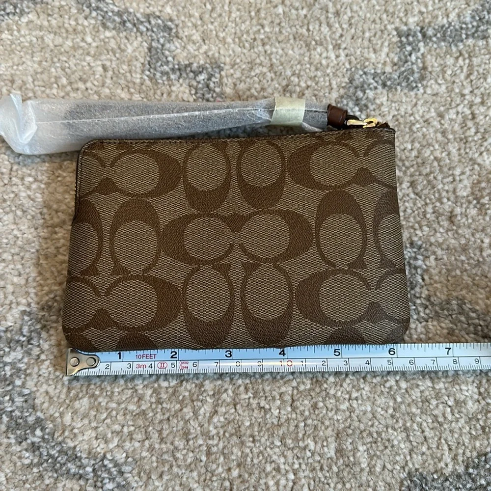 NWT Coach Wristlet/Wallet With Signature Branding - Picture 3 of 6